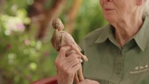La primatóloga británica Jane Goodall tiene una Barbie a su semejanza junto a una réplica del primer chimpancé que confió en ella