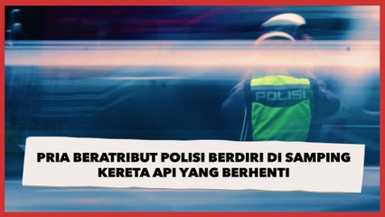 Pemotor Heran dengan Pria Beratribut Polisi Berdiri di Samping Kereta Api yang Berhenti