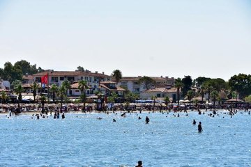 4 BİN KİŞİNİN YAŞADIĞI AKYAKA'NIN NÜFUSU BAYRAMDA 100 BİNE ULAŞTI