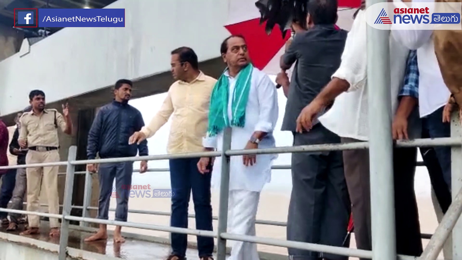 వరదనీటితో స్వర్ణ ప్రాజెక్ట్  పరవళ్లు... పరిశీలించిన మంత్రి ఇంద్రకణ్ రెడ్డి