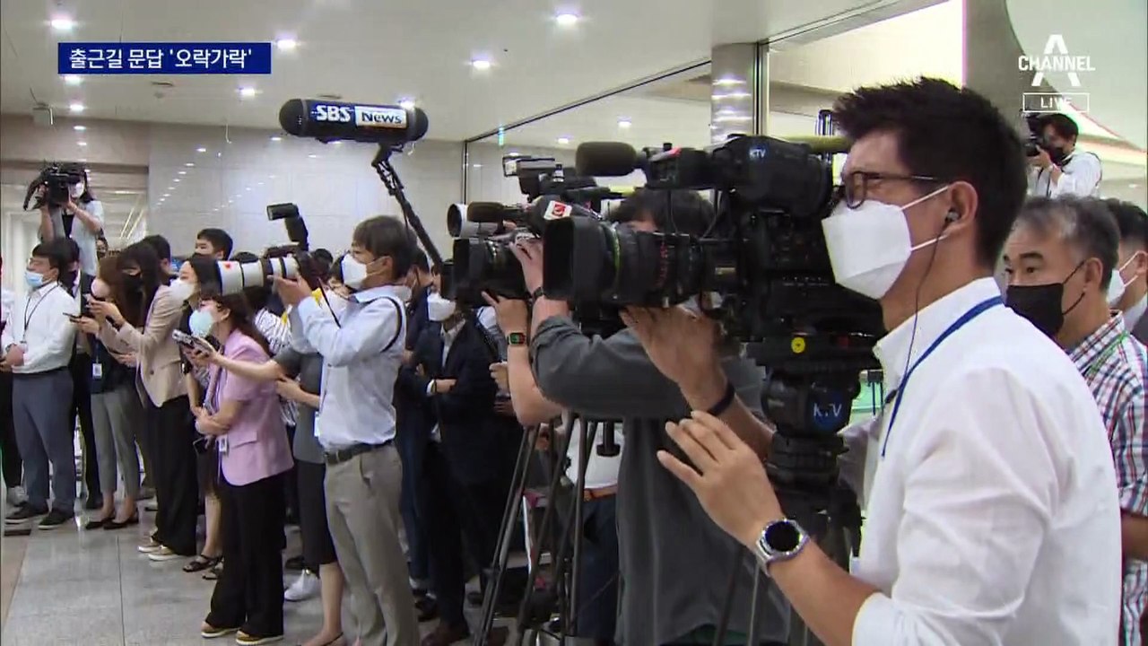 하루 만에 오락가락…尹, ‘멀찍이’ 문답 재개