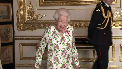 Queen presents George Cross to Frontline NHS Workers