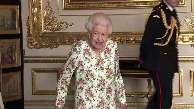 Queen presents George Cross to Frontline NHS Workers