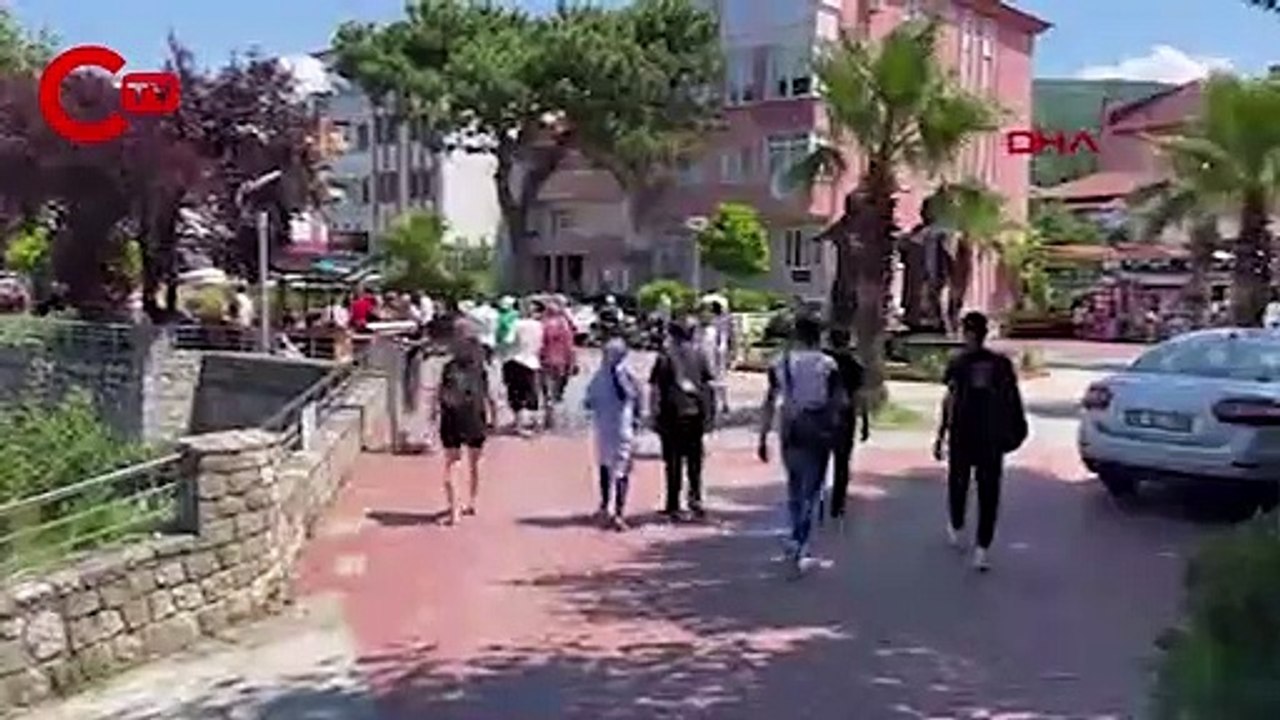 Amasra'da plajda 'şemsiye' açacak yer kalmadı: Yürümekte bile zorlandılar...