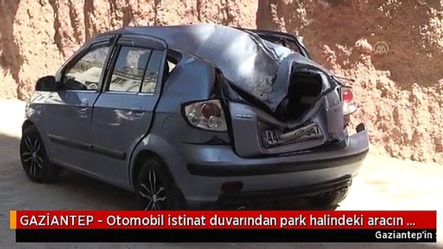 GAZİANTEP - Otomobil istinat duvarından park halindeki aracın üzerine düştü