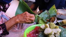 Indonésie: à 76 ans, sa cuisine de rue attire les foules