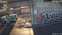 Traffico illecito di rifiuti a Milano, indagato anche un operatore di Amsa: il video della mazzetta