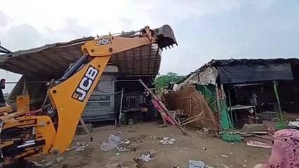 अतिक्रमणकारी व दस्ते के बीच हाथापाई