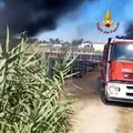 Crotone, roulotte incendiata: durante lo spegnimento del fuoco scoppia una bombola