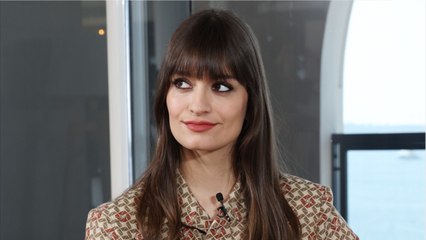 GALA VIDEO – Clara Luciani métamorphosée : ce look vintage qui lui va à merveille