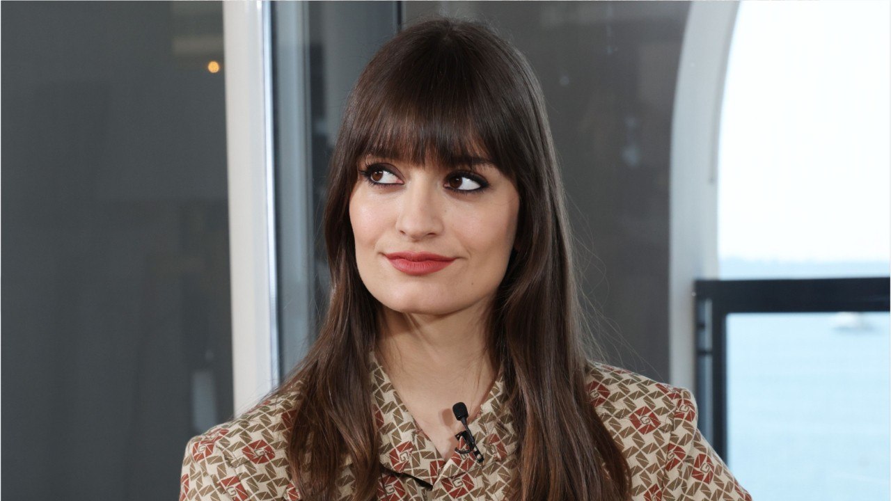 GALA VIDEO – Clara Luciani métamorphosée : ce look vintage qui lui va à merveille