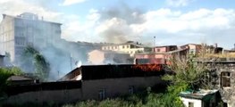 Son dakika haberleri: Kars'ta tarihi metruk binadaki yangın çevre evlere sıçradı