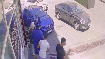 Şişli'de el freni çekilmeyen otomobilin çarptığı 2 kişi yaralandı