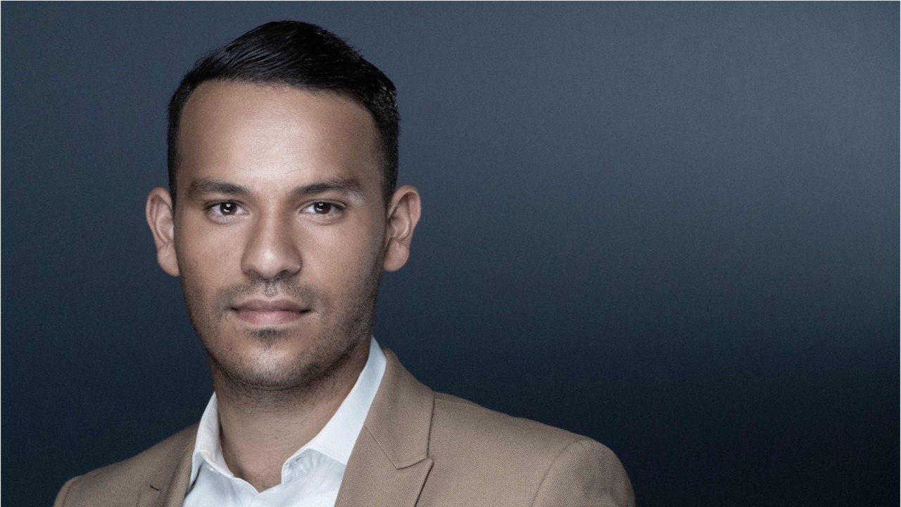 GALA VIDEO - Mohamed Bouhafsi cash sur ses débuts difficiles dans C à Vous : “Certains n’ont pas été tendres”