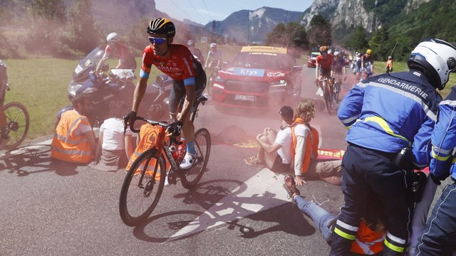 Le tour de France interrompu par des militants écologistes
