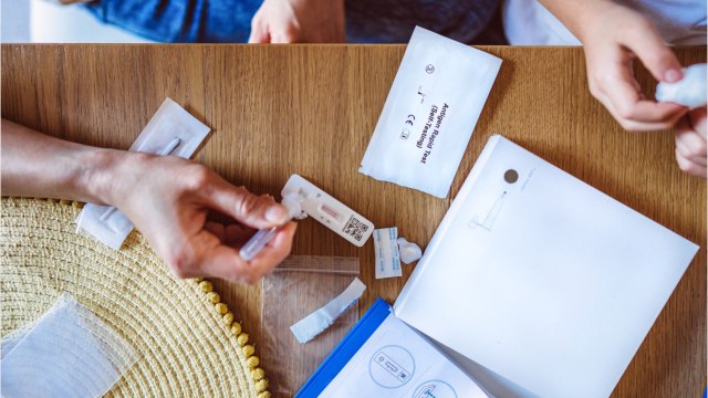 Covid-19 : quand faut-il se faire tester et combien de temps doit-on s’isoler ?