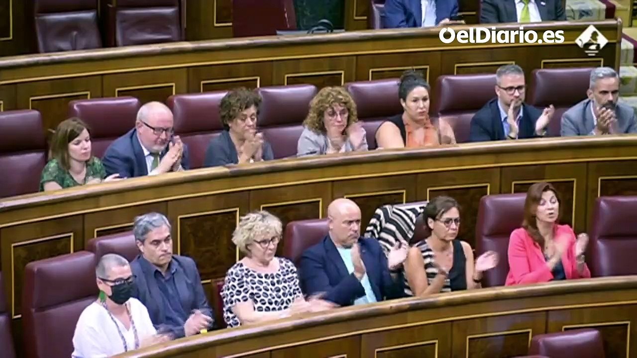 Gabriel Rufián le muestra a Pedro Sánchez "las balas con las que se mataron a 37 personas por el ejército marroquí"