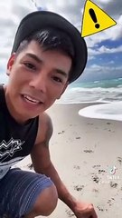 TikToker recoge y lame “medusa”, sin darse cuenta de que es una carabela portuguesa mortal