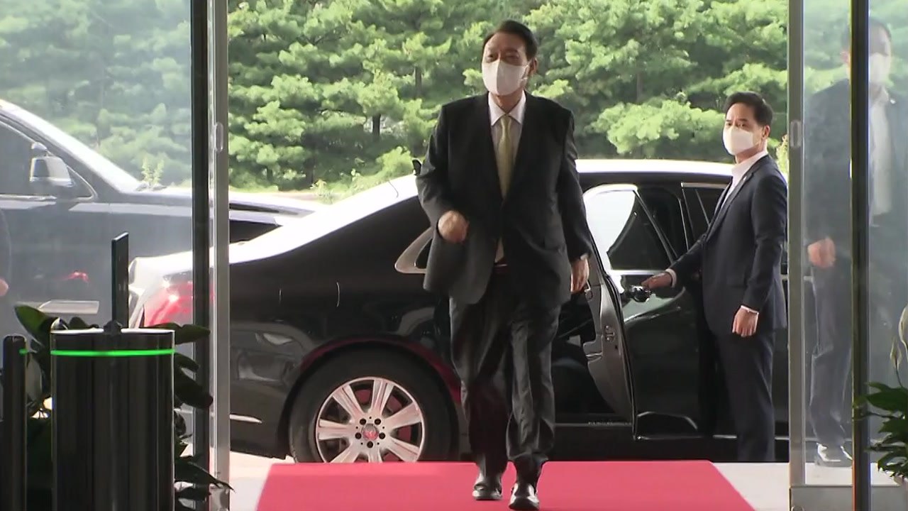 [뉴스라이더] 尹, '출근길 약식 회견' 재개..."소통 의지" vs "오락가락" /...