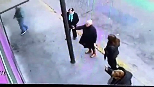 Religiosos hicieron un ritual para curar la homosexualidad en la puerta de un boliche gay