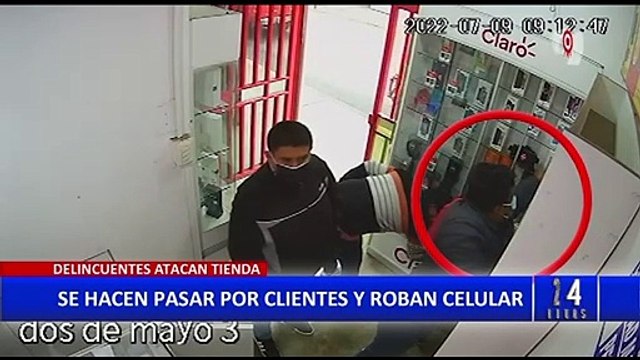 Cámaras de seguridad captan a delincuentes haciéndose pasar por clientes para robar