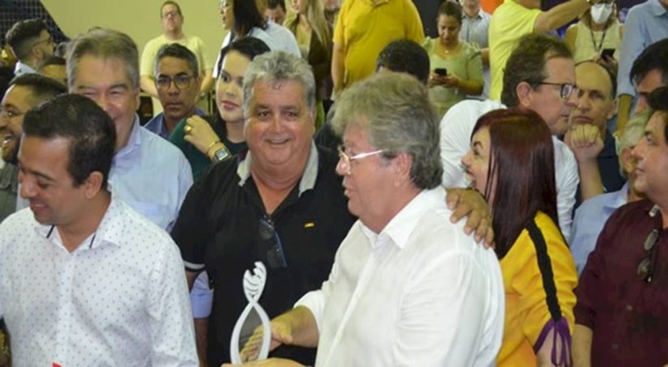 Prefeito da região de Sousa anuncia festa, cita apoios para 2022 e espera decisão de João Azevêdo