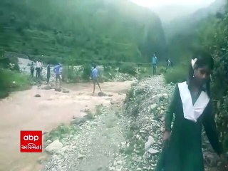 Uttarakhand: બાળકો ખેડી રહ્યા છે જોખમ, પાણીના વ્હેણ વચ્ચે પથ્થરનો રસ્તો બનાવી જાય છે શાળાએ
