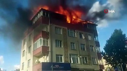 Sultanbeyli'de 5 katlı binanın çatısı alev alev yandı