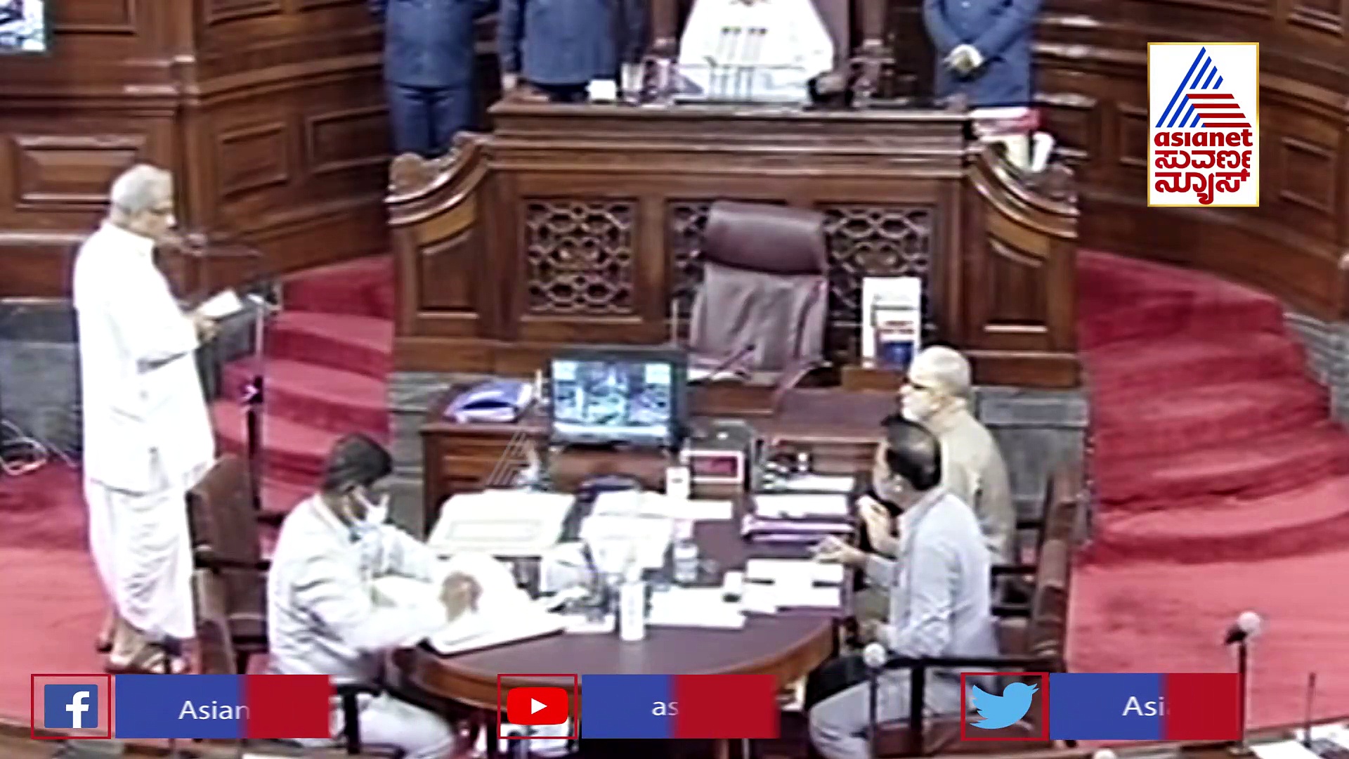 ಕನ್ನಡದಲ್ಲಿ, ದೇವರ ಹೆಸರಲ್ಲಿ ಡಾ.ವೀರೆಂದ್ರ ಹೆಗ್ಗಡೆ ಪ್ರಮಾಣ ವಚನ ಸ್ವೀಕಾರ