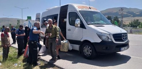 Evine bırakılmayınca şoförü bıçaklayıp, minibüsün camını kırdı, 2 yolcuyu yaraladı