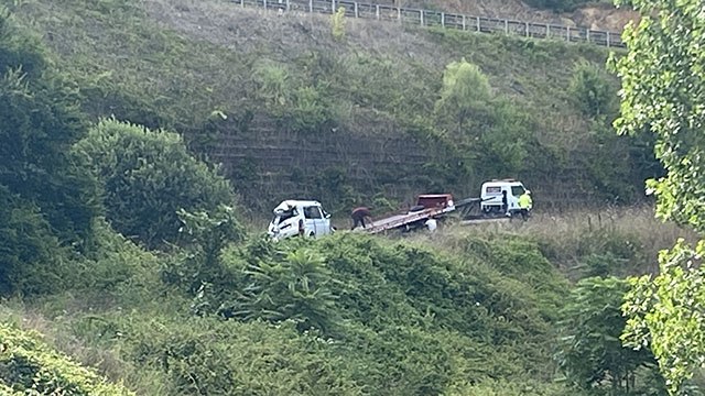 İstanbul’da feci kaza: Panelvan araç uçurumdan aşağıya uçtu