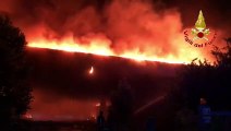 Maxi-incendio Garbagnate Milanese, in fiamme un capannone: in fiamme area di 2000 mq