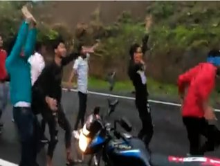 ટ્રકની હોર્નના તાલે ઝૂમ્યા યુવાનો, રસ્તા વચ્ચે આળોટી આળોટીને કરવા લાગ્યા ડાન્સ