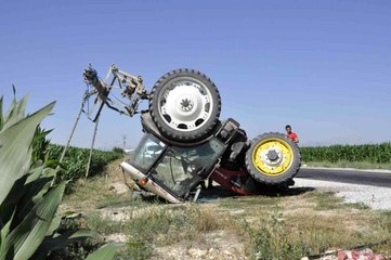 Devrilen traktörün altında ezilmekten kabin sayesinde kurtuldu