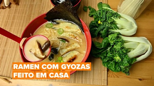Prepare ramen com gyozas em casa