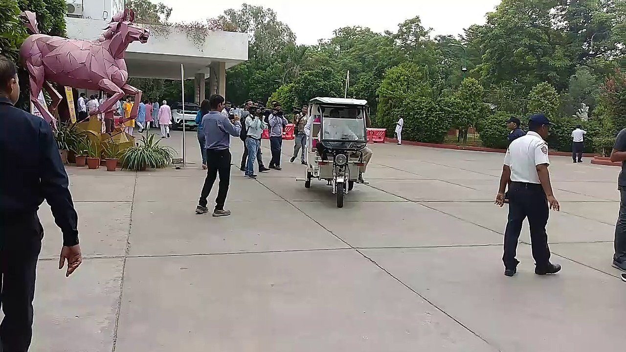 राष्ट्रपति पद की उम्मीदवार द्रौपदी मुर्मू के लिए जयपुर में आयोजित कार्यक्रम में सभागार तक ई— रिक्शा में आए ये वरिष्ठ विधायक कैलाश मेघवाल