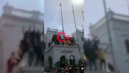 Protestocular başbakanlık ofisini bastılar, kısa süreliğine yayını ele geçirdiler