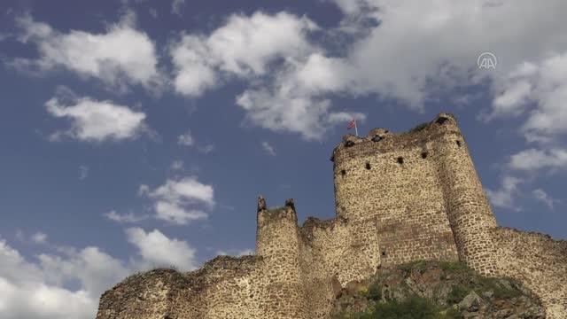 Kanyonun zirvesindeki Şeytan Kalesi tatilde ziyaretçilerini ağırlıyor