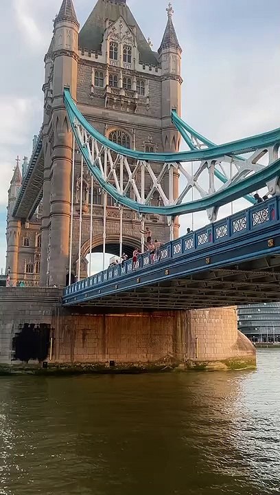 Daredevils film dramatic backflip into ‘dangerous’ River Thames from Tower Bridge