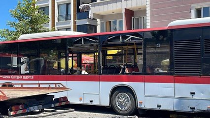 Otomobil belediye otobüsüne çarptı, 2 kişi öldü, 3 kişi yaralandı
