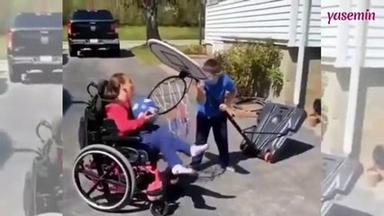 Kız kardeşinin basket atabilmesi için yaptığıyla takdir topladı!