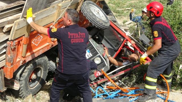 Çorum'da devrilen traktörün sürücüsü robs demiri sayesinde hayata tutundu