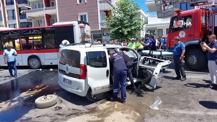 Son dakika haberi... Hafif ticari araç halk otobüsüne çarptı: 2 ölü, 3 ağır yaralı