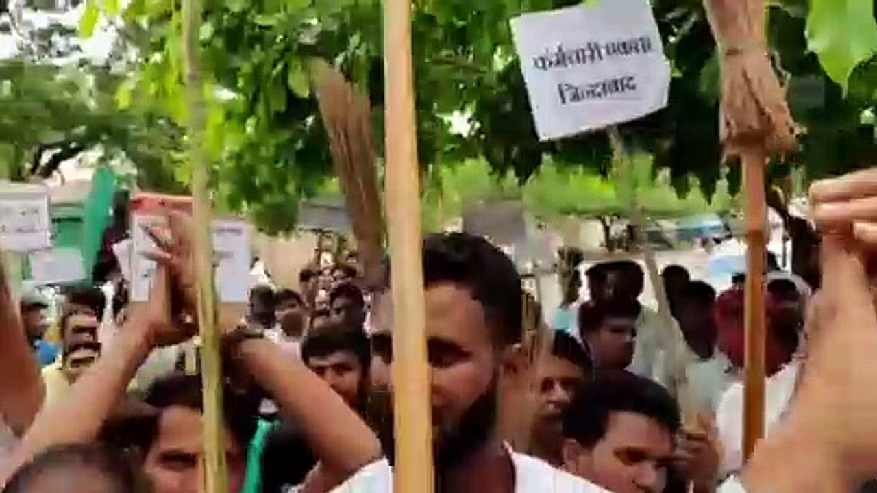 हाथों में झाडू लिए यूडीएच मंत्री के आवास के बाहर बैठे सफाई कर्मचारी