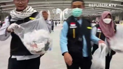 Aksi Pungut Sampah Petugas Poskes Mina Seusai Lempat Jumrah