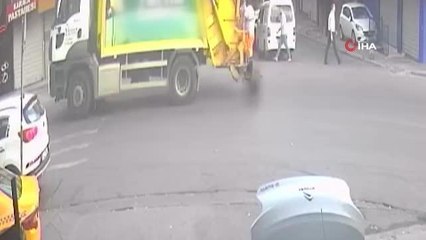 Ters istikametten yola fırlayan çöp kamyonu, kör noktada kalan yaşlı adamı ezip geçti