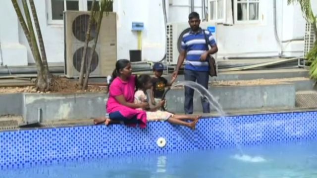 Sri Lanka, nel palazzo presidenziale occupato: tuffi e proteste