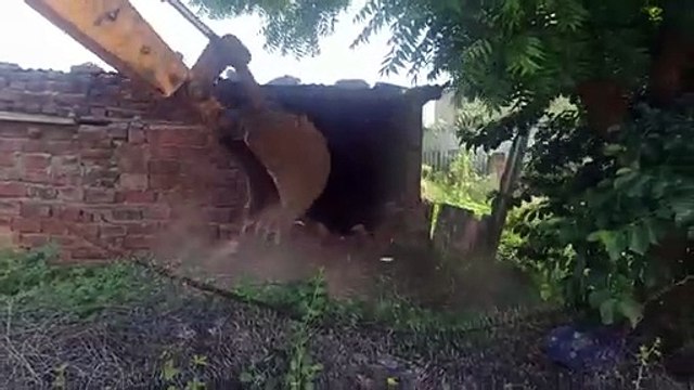 एक बीघा भूमि अतिक्रमण मुक्त, दो बीघा भूमि पर बसाई अवैध कॉलोनी ध्वस्त