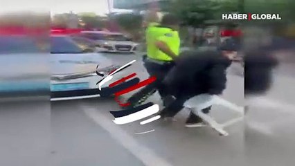 Trafik polisi 'insanlık' için yolu kesti.. O anlar cep telefonuna yansıdı