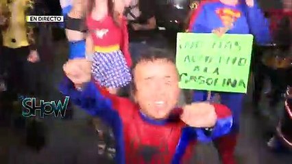 Chavana sube hasta lo más alto a arreglar el anuncio